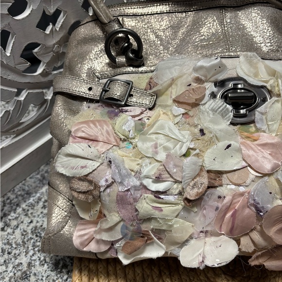 Rare Coach Ella Rose Petal Metallic Shoulder Bag with Dust Bag Pre-Owned - Picture 6 of 16